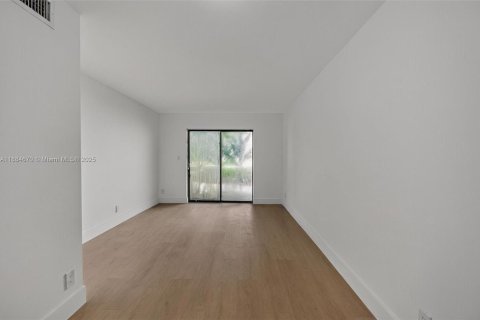 Condominio en venta en Tamarac, Florida, 2 dormitorios, 66.89 m2 № 2076918 - foto 9