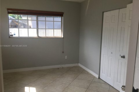 House in Hialeah, Florida 3 bedrooms, 171.31 sq.m. № 1996104 - photo 9