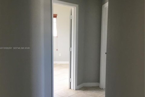 House in Hialeah, Florida 3 bedrooms, 171.31 sq.m. № 1996104 - photo 8