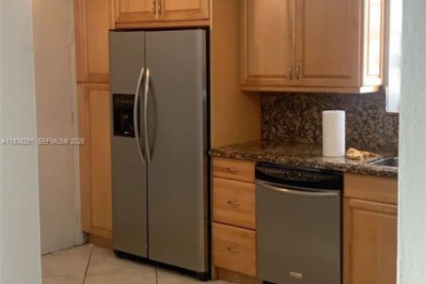 House in Hialeah, Florida 3 bedrooms, 171.31 sq.m. № 1996104 - photo 4