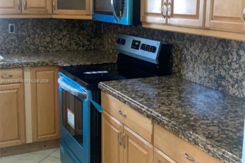 House in Hialeah, Florida 3 bedrooms, 171.31 sq.m. № 1996104 - photo 3