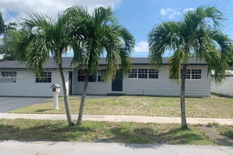 House in Hialeah, Florida 3 bedrooms, 171.31 sq.m. № 1996104 - photo 2