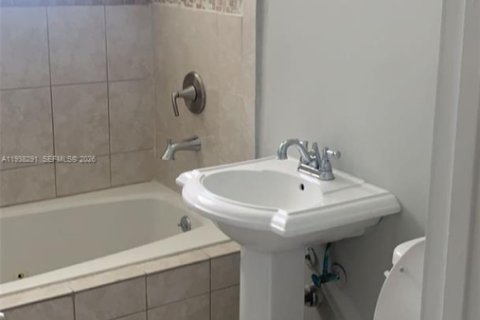 House in Hialeah, Florida 3 bedrooms, 171.31 sq.m. № 1996104 - photo 6
