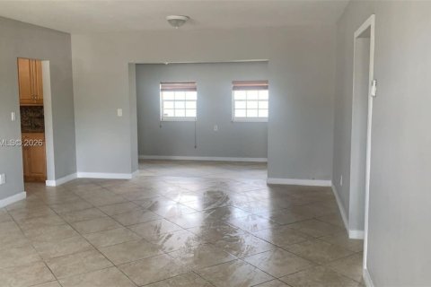 House in Hialeah, Florida 3 bedrooms, 171.31 sq.m. № 1996104 - photo 5
