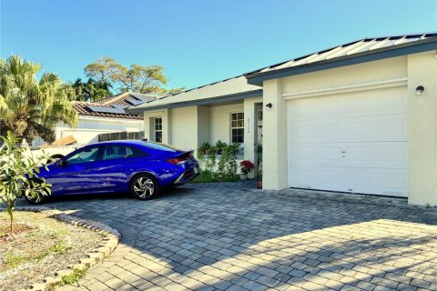 House in Cutler Bay, Florida 3 bedrooms, 159.05 sq.m. № 1998521 - photo 2