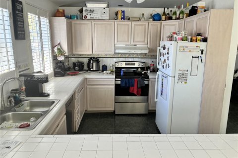 House in Cutler Bay, Florida 3 bedrooms, 159.05 sq.m. № 1998521 - photo 7