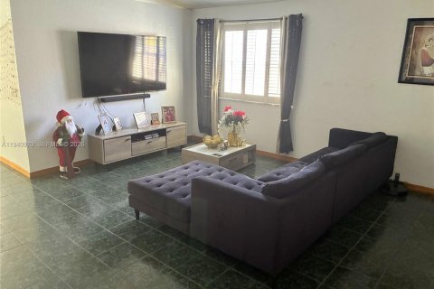 House in Cutler Bay, Florida 3 bedrooms, 159.05 sq.m. № 1998521 - photo 5