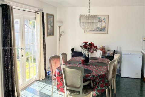 House in Cutler Bay, Florida 3 bedrooms, 159.05 sq.m. № 1998521 - photo 9