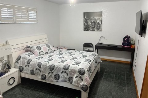 House in Cutler Bay, Florida 3 bedrooms, 159.05 sq.m. № 1998521 - photo 15