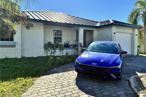 House in Cutler Bay, Florida 3 bedrooms, 159.05 sq.m. № 1998521