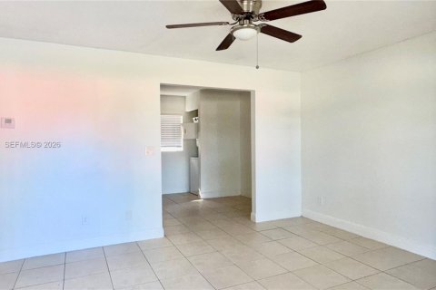 Villa ou maison à louer à Fort Lauderdale, Floride: 2 chambres, 634.06 m2 № 2004613 - photo 4