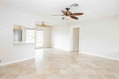 House in Orlando, Florida 4 bedrooms, 136.57 sq.m. № 1805136 - photo 10