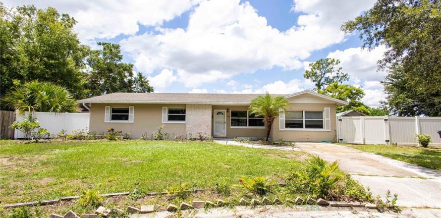 House in Orlando, Florida 4 bedrooms, 136.57 sq.m. № 1805136