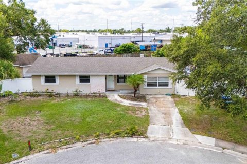 House in Orlando, Florida 4 bedrooms, 136.57 sq.m. № 1805136 - photo 6