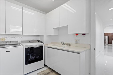 House in Weston, Florida 5 bedrooms, 332.5 sq.m. № 2005964 - photo 27