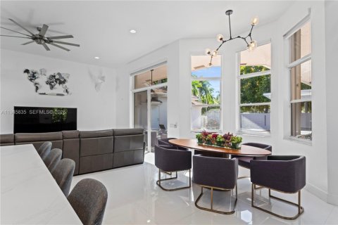 House in Weston, Florida 5 bedrooms, 332.5 sq.m. № 2005964 - photo 6