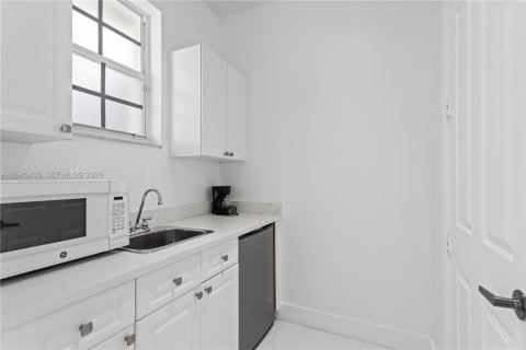 House in Weston, Florida 5 bedrooms, 332.5 sq.m. № 2005964 - photo 22