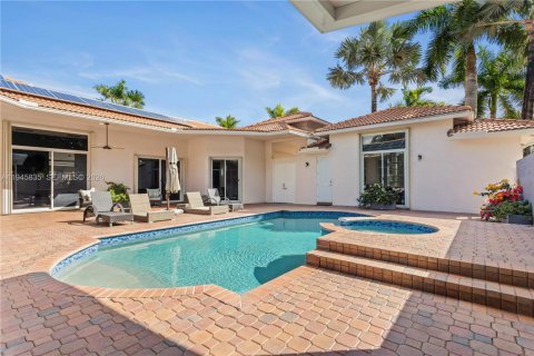 House in Weston, Florida 5 bedrooms, 332.5 sq.m. № 2005964 - photo 23