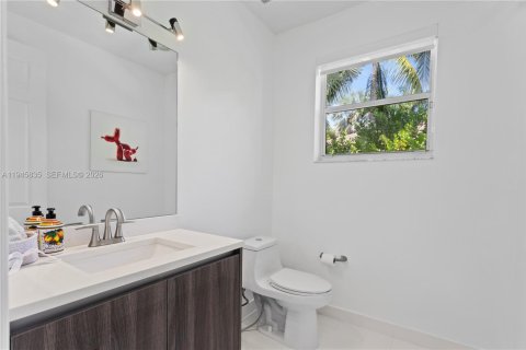 House in Weston, Florida 5 bedrooms, 332.5 sq.m. № 2005964 - photo 11