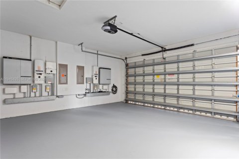 House in Weston, Florida 5 bedrooms, 332.5 sq.m. № 2005964 - photo 28