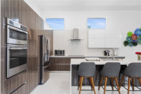 House in Weston, Florida 5 bedrooms, 332.5 sq.m. № 2005964 - photo 9