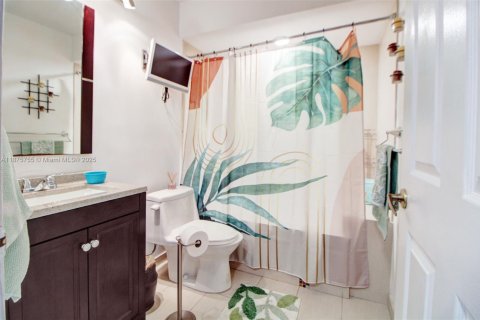 House in Miami, Florida 5 bedrooms, 301.65 sq.m. № 1926896 - photo 23
