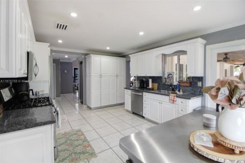 House in Miami, Florida 5 bedrooms, 301.65 sq.m. № 1926896 - photo 9