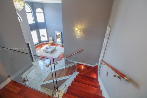 House in Miami, Florida 5 bedrooms, 301.65 sq.m. № 1926896 - photo 21