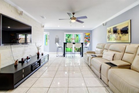 House in Miami, Florida 5 bedrooms, 301.65 sq.m. № 1926896 - photo 15