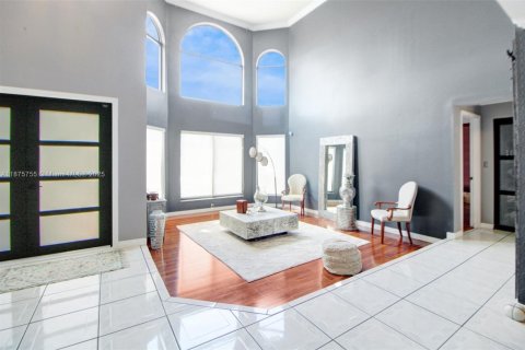 House in Miami, Florida 5 bedrooms, 301.65 sq.m. № 1926896 - photo 3