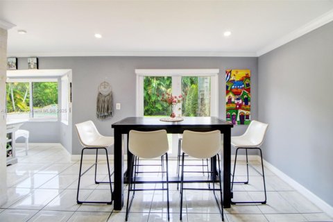 House in Miami, Florida 5 bedrooms, 301.65 sq.m. № 1926896 - photo 17