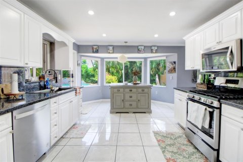 House in Miami, Florida 5 bedrooms, 301.65 sq.m. № 1926896 - photo 8