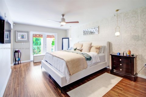 House in Miami, Florida 5 bedrooms, 301.65 sq.m. № 1926896 - photo 25