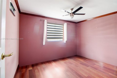 House in Miami, Florida 5 bedrooms, 301.65 sq.m. № 1926896 - photo 13