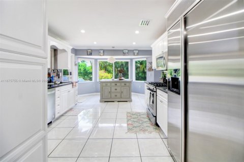 House in Miami, Florida 5 bedrooms, 301.65 sq.m. № 1926896 - photo 7