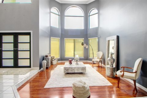 House in Miami, Florida 5 bedrooms, 301.65 sq.m. № 1926896 - photo 4