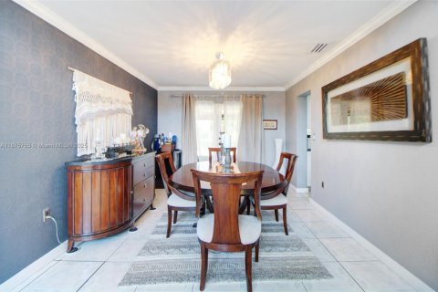 House in Miami, Florida 5 bedrooms, 301.65 sq.m. № 1926896 - photo 11