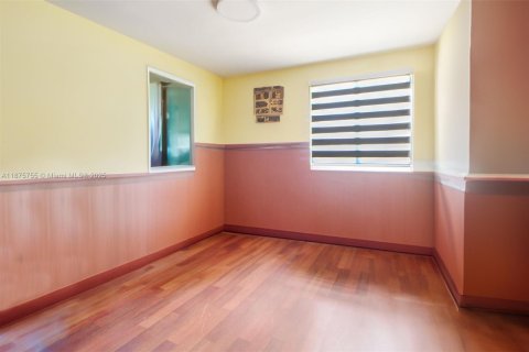 House in Miami, Florida 5 bedrooms, 301.65 sq.m. № 1926896 - photo 24