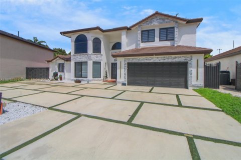 House in Miami, Florida 5 bedrooms, 301.65 sq.m. № 1926896 - photo 1