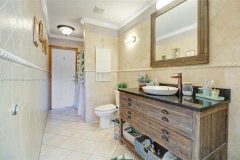 House in Miami, Florida 5 bedrooms, 301.65 sq.m. № 1926896 - photo 12