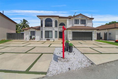 House in Miami, Florida 5 bedrooms, 301.65 sq.m. № 1926896 - photo 2