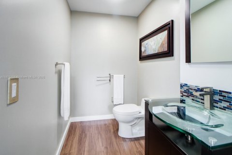 House in Miami, Florida 5 bedrooms, 301.65 sq.m. № 1926896 - photo 27