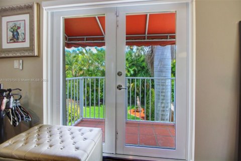 House in Miami, Florida 5 bedrooms, 301.65 sq.m. № 1926896 - photo 30