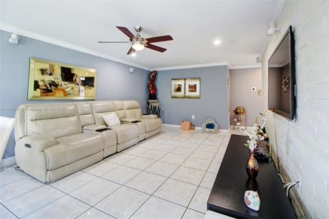 House in Miami, Florida 5 bedrooms, 301.65 sq.m. № 1926896 - photo 16