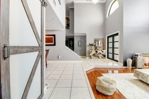 House in Miami, Florida 5 bedrooms, 301.65 sq.m. № 1926896 - photo 6