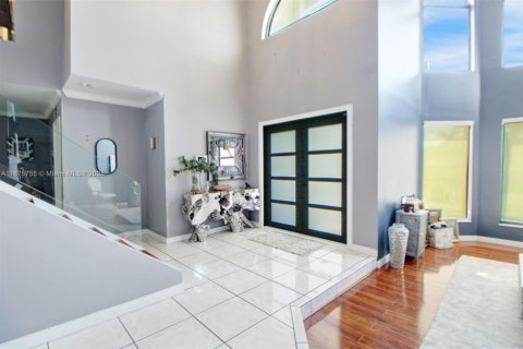 House in Miami, Florida 5 bedrooms, 301.65 sq.m. № 1926896 - photo 5