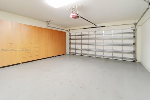 House in Miami, Florida 5 bedrooms, 301.65 sq.m. № 1926896 - photo 19