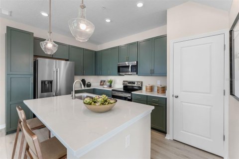 Townhouse in Apopka, Florida 4 bedrooms, 165.55 sq.m. № 2218661 - photo 4