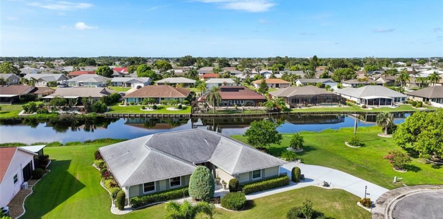 House in Sun City Center, Florida 3 bedrooms, 216.18 sq.m. № 1801846