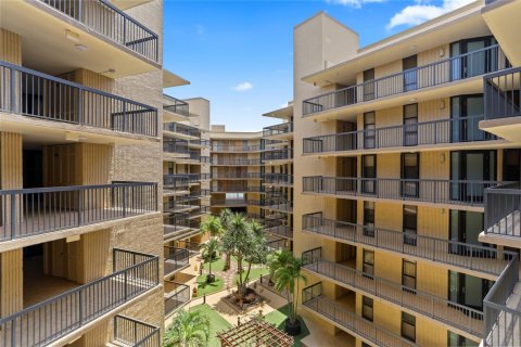 Condo in Hillsboro Beach, Florida, 2 bedrooms  № 819256 - photo 1